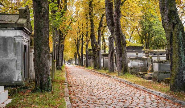 france-paris-pere-lachaise-walkway